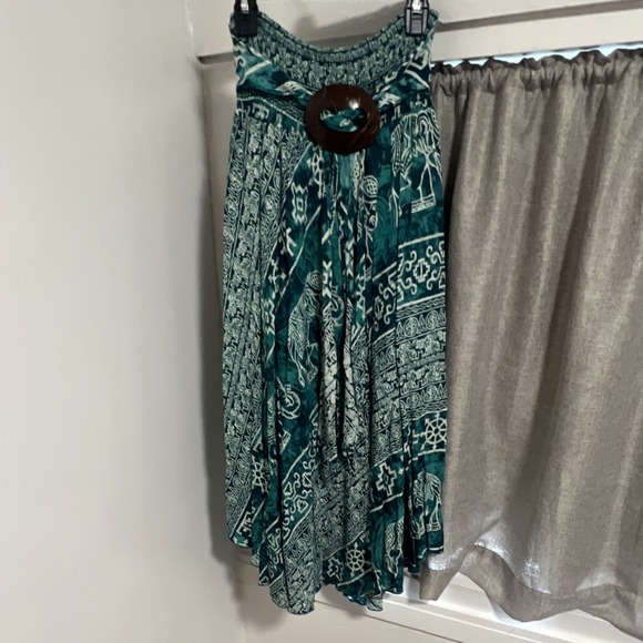 The Unbranded Brand Dresses & Skirts - Women's Green/White Geometric A-Line Midi Skirt, Stretch, Buckle Accent